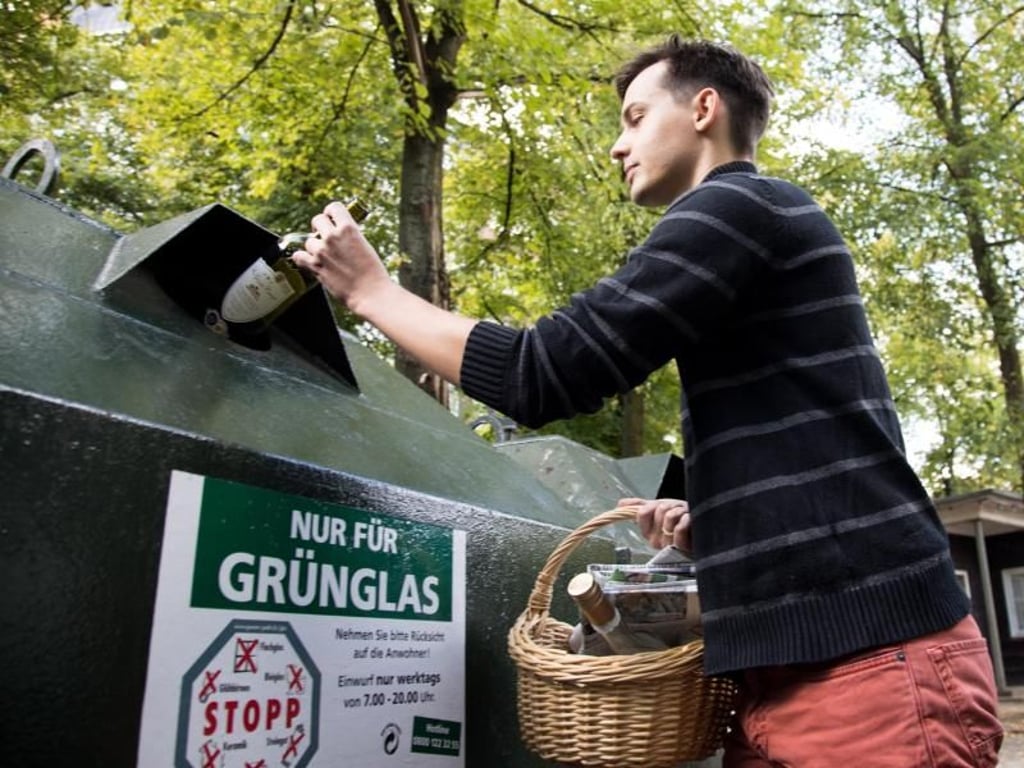 Alle Glasflaschen, die nicht braun oder weiß sind, kommen in den Container für Grünglas. Es verträgt beim Einschmelzen am ehesten sogenannte Fehlfarben. Foto: Christin Klose