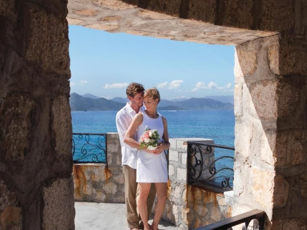 Wer die bürokratischen Hürden einer Hochzeit auf See umgehen will, kann auf einer Kreuzfahrt auch in einem Hafen an Land heiraten. Foto: Royal Caribbean International