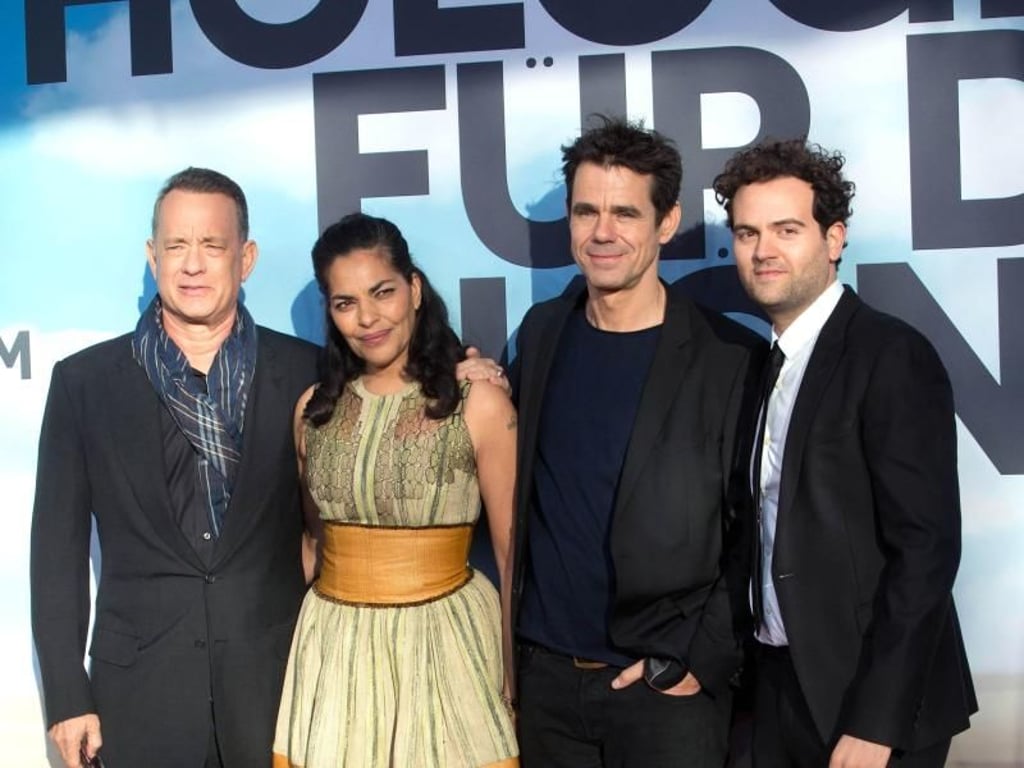 Tom Hanks (l-r), Sarita Choudhury, Alexander Black und Regisseur Tom Tykwer (2.v.r) in Berlin. Foto: Jörg Carstensen