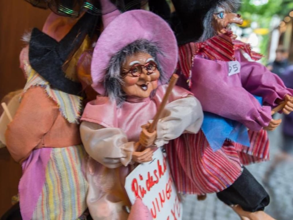 Kunsthandwerk, auch Nippes genannt, wartet in der Drosselgasse in Rüdesheim am Rhein (Hessen) auf Käufer. Foto: Boris Roessler