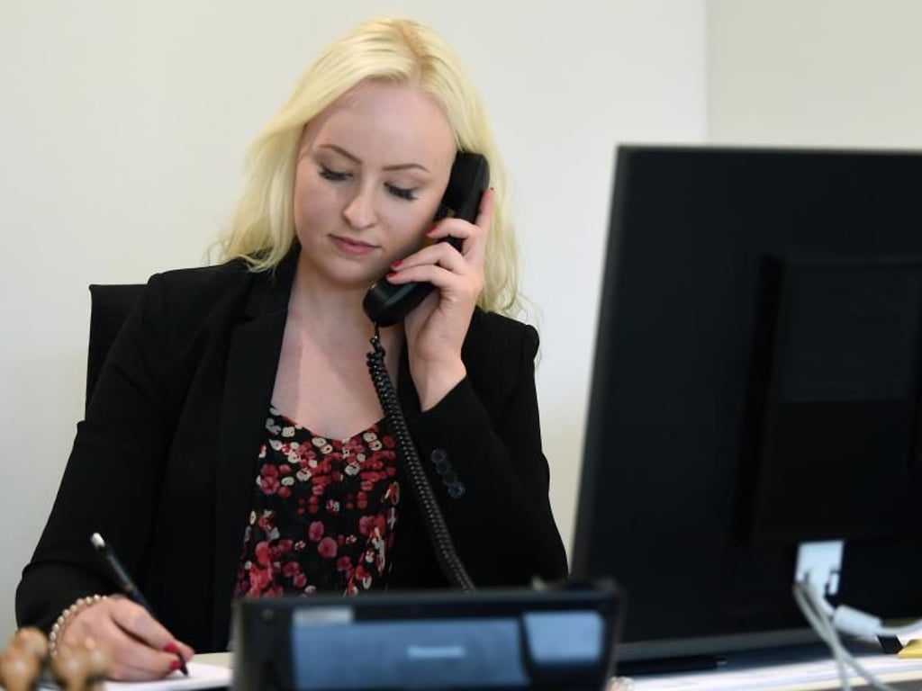 Als angehende Rechtsanwalts- und Notarfachangestellte muss Lisa Walter auch Termine und Fristen im Blick haben. Foto: Carmen Jaspersen