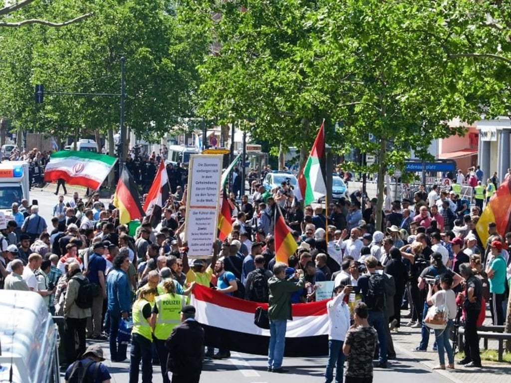 Teilnehmer der jährlichen anti-israelischen Al-Kuds-Demonstration auf dem Berliner Kurfürstendamm. Foto: Annette Riedl