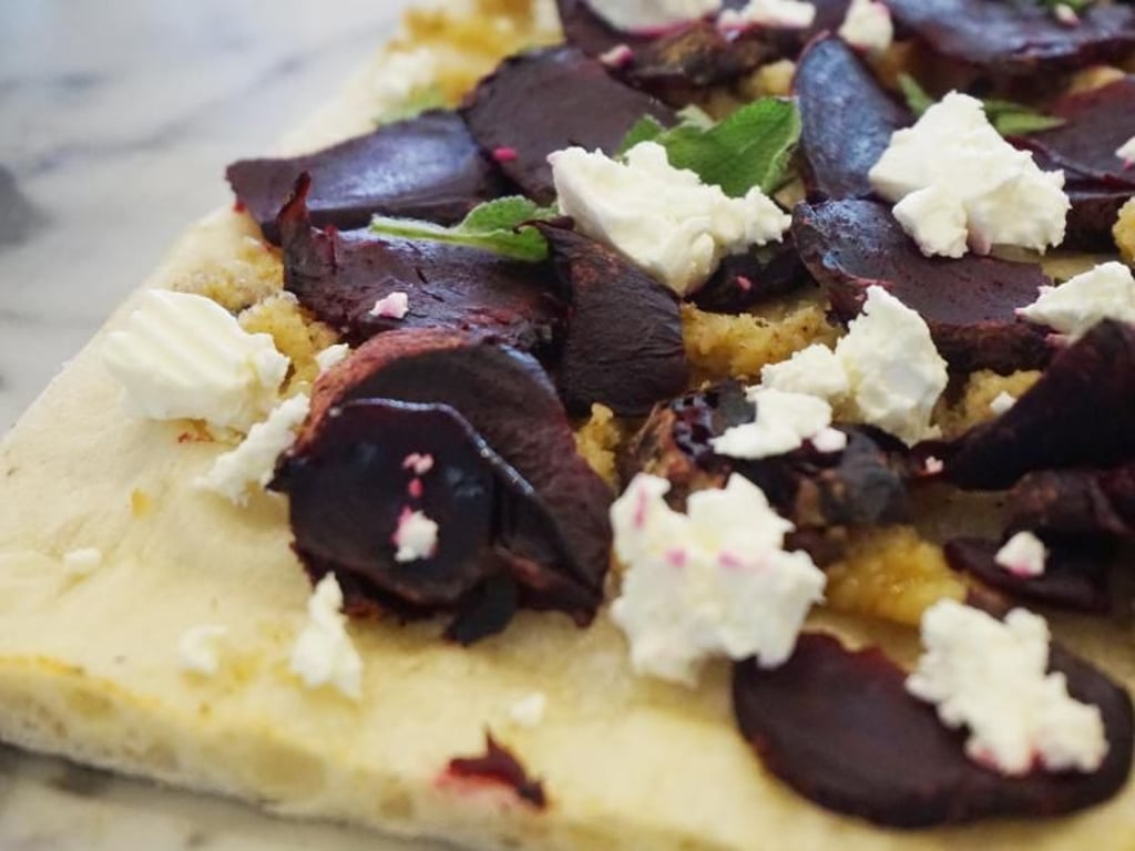 Foodstylist und Koch Itay Novik verwendet gerne frisches Gemüse: zum Beispiel geröstete Rote Bete mit einem Walnussdip und Ziegenfrischkäse als Pizzabelag. Foto: Itay Novik