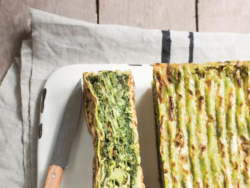 Ein typisches Feiertagsgericht ist die Matzen-Spinat-Lasagne aus ungesäuertem Brot. Sie wird wie eine normale Lasagne in eine Aufflaufform geschichtet und ist in weniger als einer Stunde gar. Foto: h.f.ullmann/Delphine Constantini
