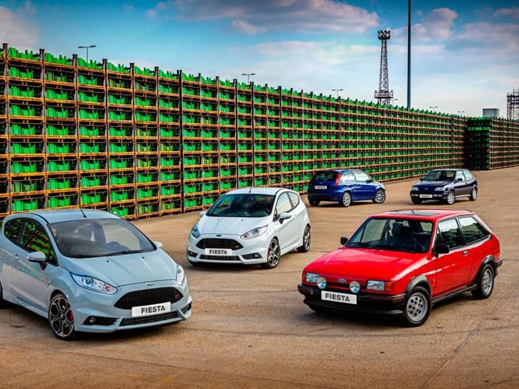 Ahnengalerie: Der Ford Fiesta feiert seinen 40. Geburtstag. Die erste Serie (r) bauten die Kölner von 1976 bis 1983. Foto: Ford