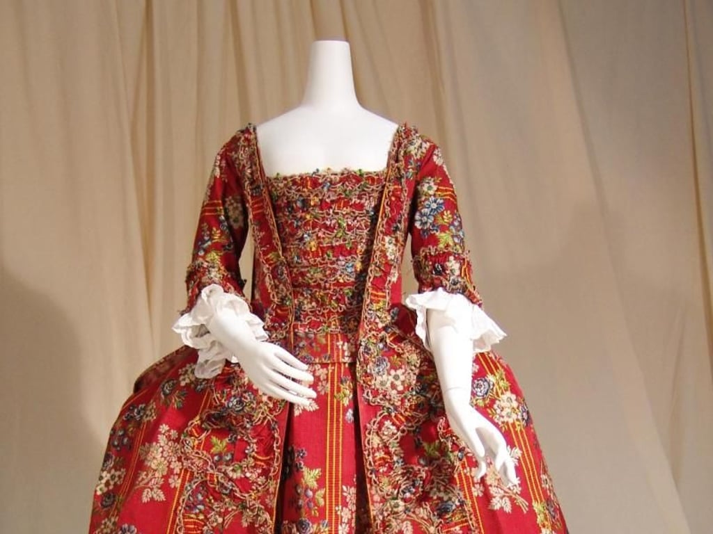 Ein Seidenbrokatkleid mit Stickereien stammt etwa aus dem Jahr 1760. Foto: Sammlung Kamer/Ruf