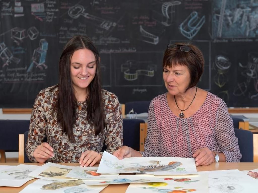 Ein Beruf für Zeichenbegabte: Lucinde Friedrich (links) bespricht mit ihrer Ausbildungsleiterin Kordula Hieronymus (rechts) Skizzen und Entwürfe. Foto: Matthias Rietschel