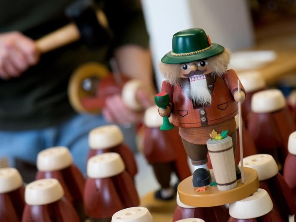 Der Nussknacker ist ein typisches Produkt der Holzspielzeugmacher. Die Ausbildung ist ein Stück weit ausgerichtet auf Erzeugnisse des Erzgebirges - etwa Pyramiden, Miniaturen oder eben Nussknacker.
Foto: Arno Burgi