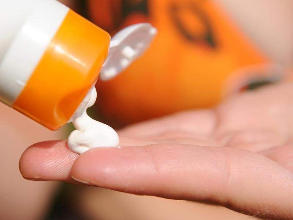 Cremes mit bräunender Wirkung aus dem letzten Sommer sind mit hoher Wahrscheinlichkeit inzwischen unwirksam. Foto: Caroline Seidel