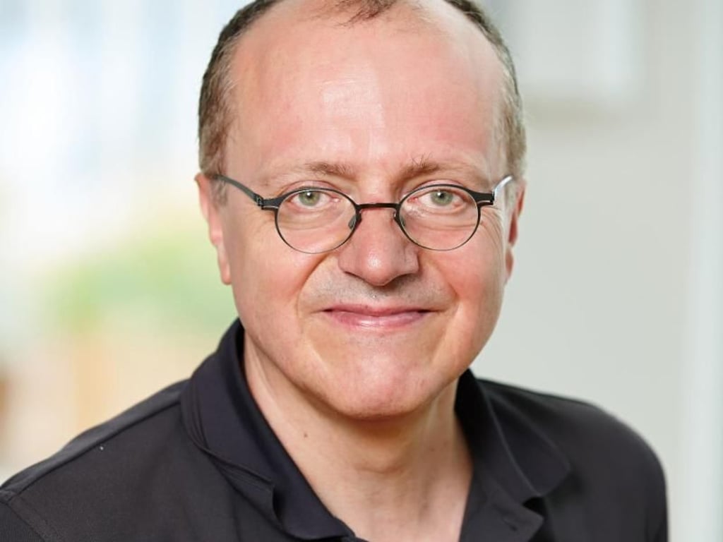 Prof. Christoph Klotter ist Professor für Gesundheits- und Ernährungspsychologie an der Hochschule Fulda. Foto: Nicole Dietzel/HS Fulda