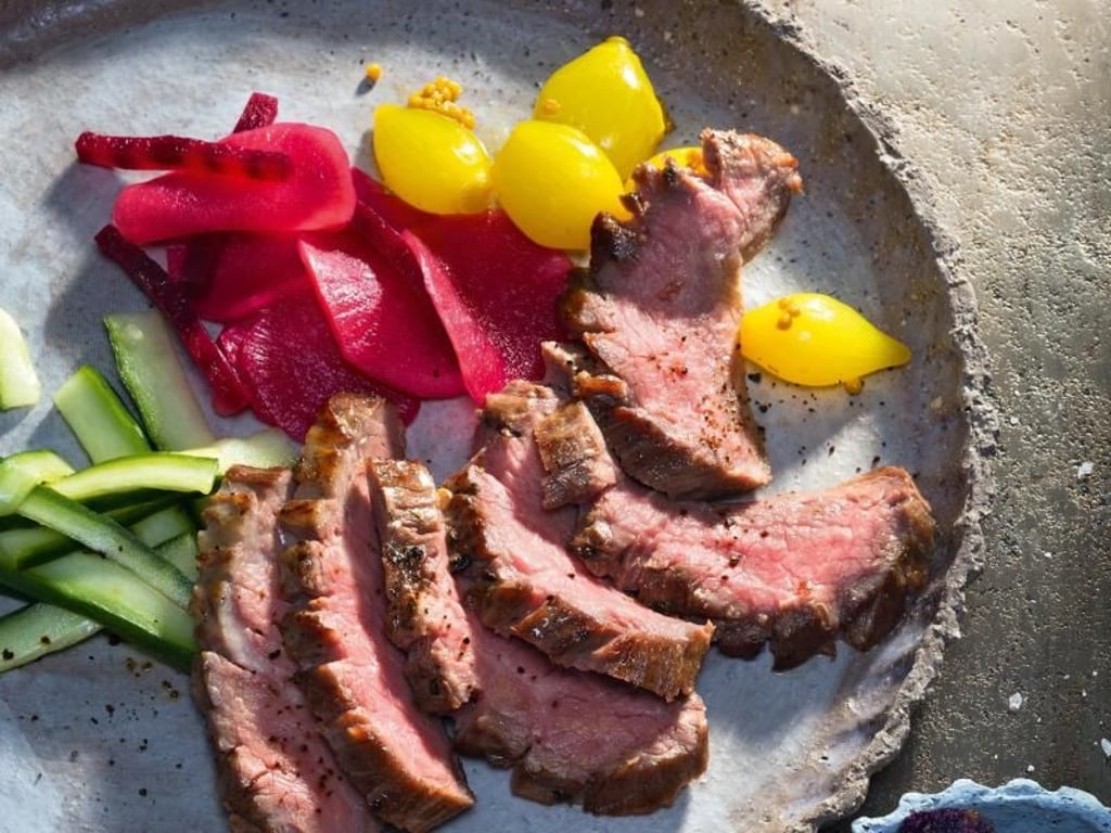 So sieht es aus, wenn Profis Speisen für ein Kochbuch anrichten. Das Bild gehört zu einem Rezept für Rindersteak-Streifen mit eingelegtem Gemüse. Foto: Jörg Lehmann/Teubner/dpa-tmn