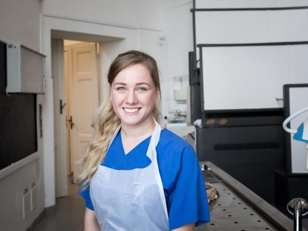 Lucie Fechner macht an der Berliner Charité eine Ausbildung zur Sektionsasssitentin. Foto: Alexander Heinl/dpa-tmn