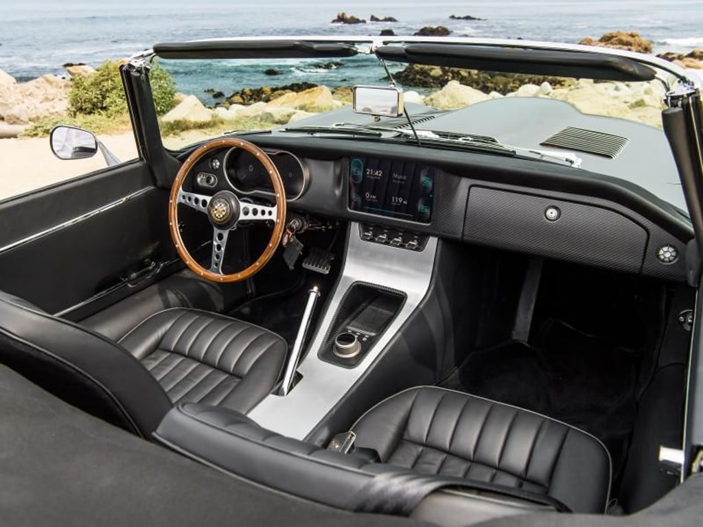 Karbon, digitale Instrumente und kleine Sitze bestimmen die Atmosphäre im Innenraum. Foto: Jaguar Land Rover