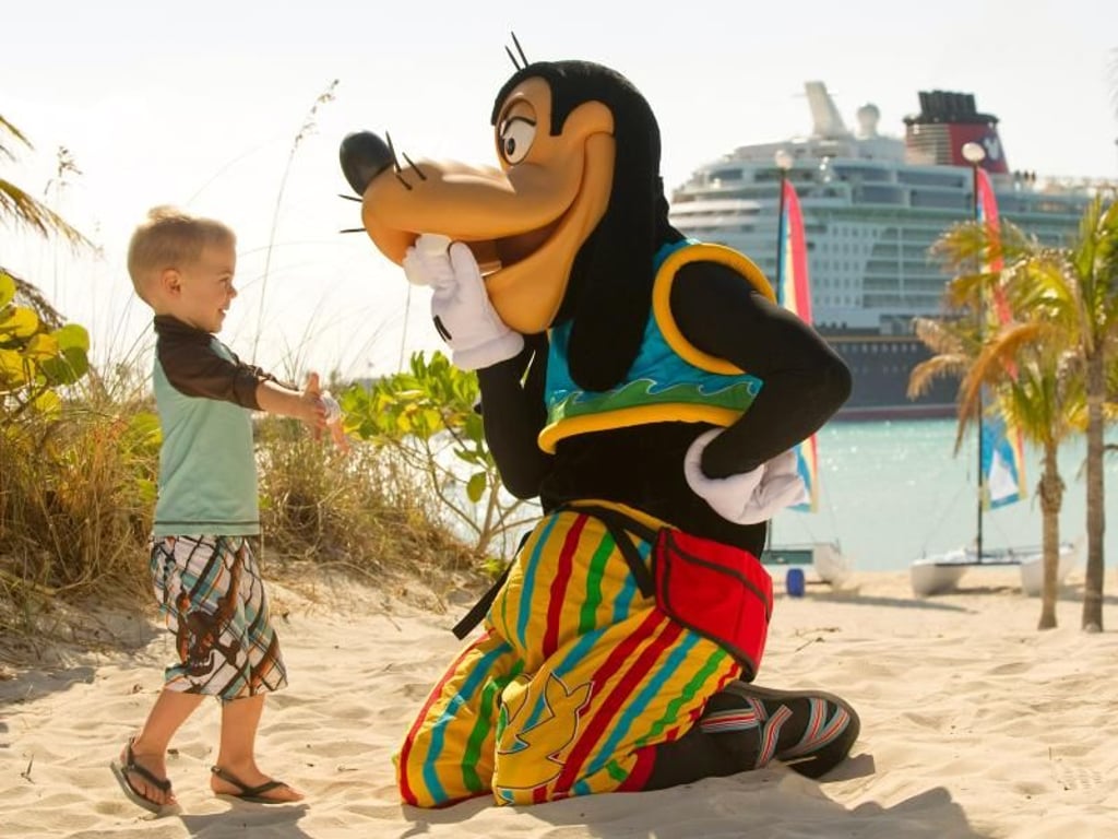 Auf Castaway Cay von Disney Cruise Line dürfen natürlich auch nicht die bekannten Disney-Figuren fehlen. Foto: Kent Phillips/Disney Cruise Line