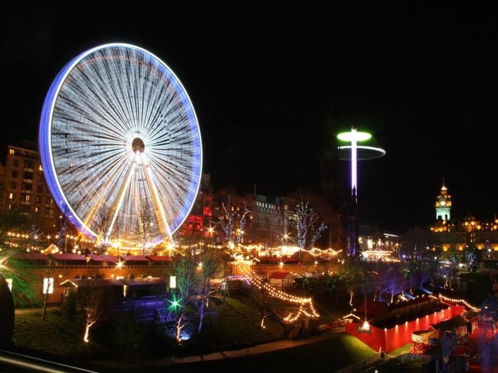 Fahrgeschäfte werden zu Hogmanay in Edinburgh auch geboten - etwa Riesenrad und Kettenkarussell. Foto: Verena Wolff