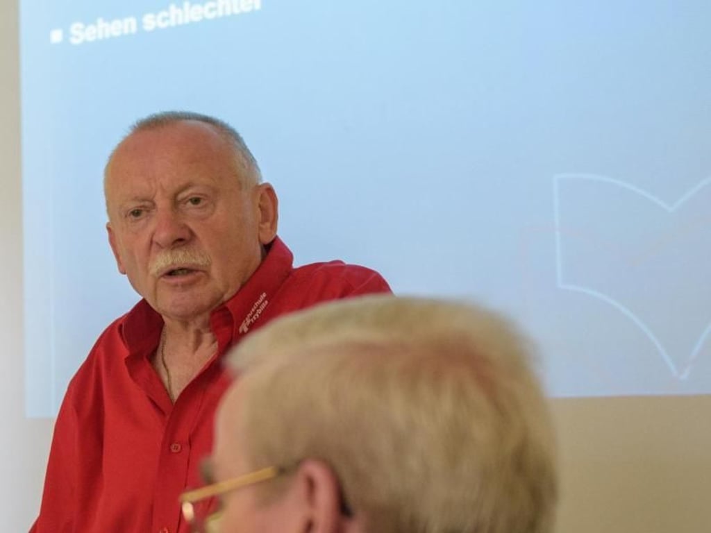 Die Auffrischungskurse für Senioren bei Fahrlehrer Ernst Przybilla bieten meist ordentlich Gesprächsstoff. Er erklärt zum Beispiel, wie ein Tempomat funktioniert oder auch die Vorfahrtsregel. Foto: Candy Welz