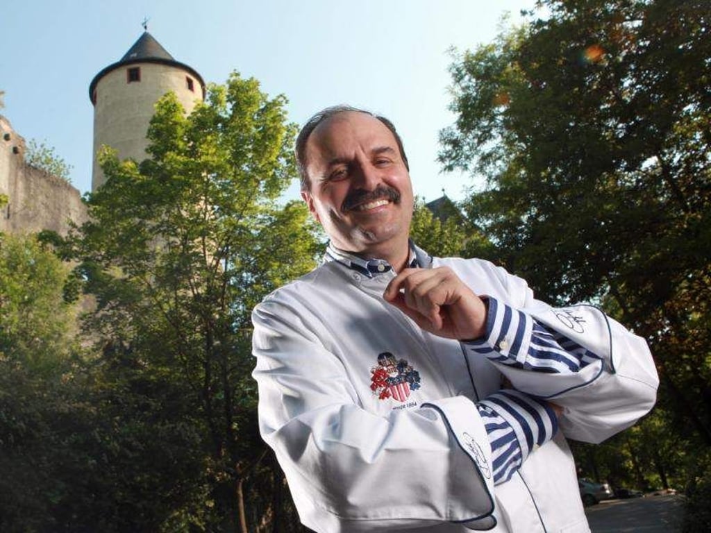 Sternekoch Johann Lafer vor seiner Stromburg. Foto: Ulrich Perrey