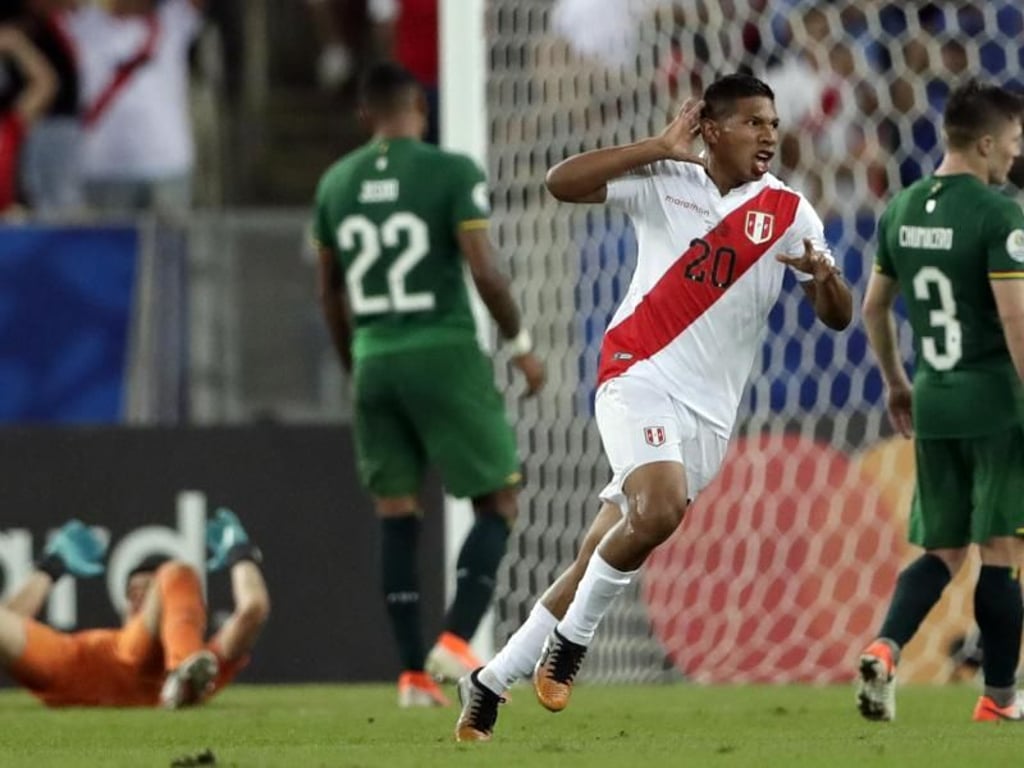 Perus Edison Flores jubelt über sein Tor zum 3:1 gegen Bolivien. Foto: Silvia Izquierdo/AP