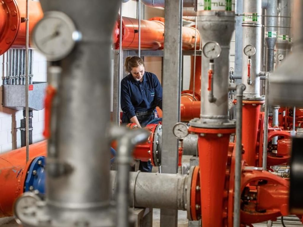 Zum Job von Werkfeuerwehrfrau Hannah Netzer gehört es auch, Löschanlagen wie diese zu überprüfen. Foto: Frank Rumpenhorst