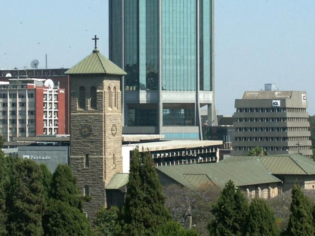 Panorama der Hauptstadt: Nach Harare fliegen von Deutschland aus zum Beispiel Ethiopian Airlines, Emirates oder Kenya Airways. Foto: Zimbabwe Tourist Office