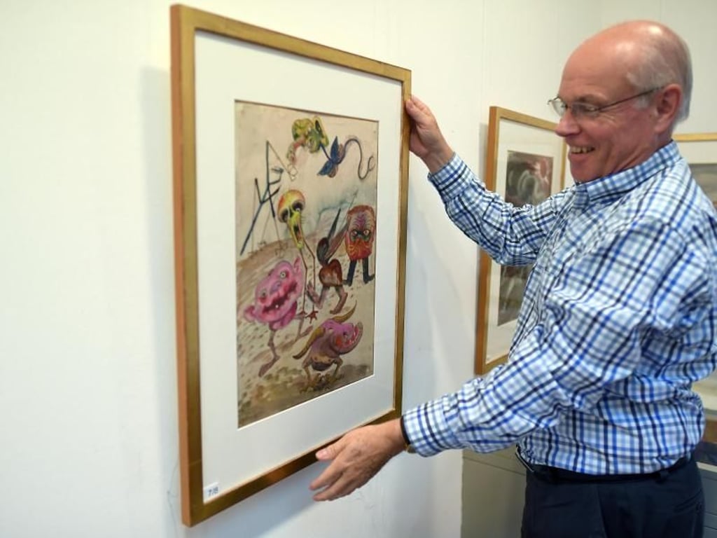 Galerist Herbert Remmert mit einem Aquarell von Otto Dix aus dem Bilderbuch für das Mädchen Hana. Foto: Federico Gambarini