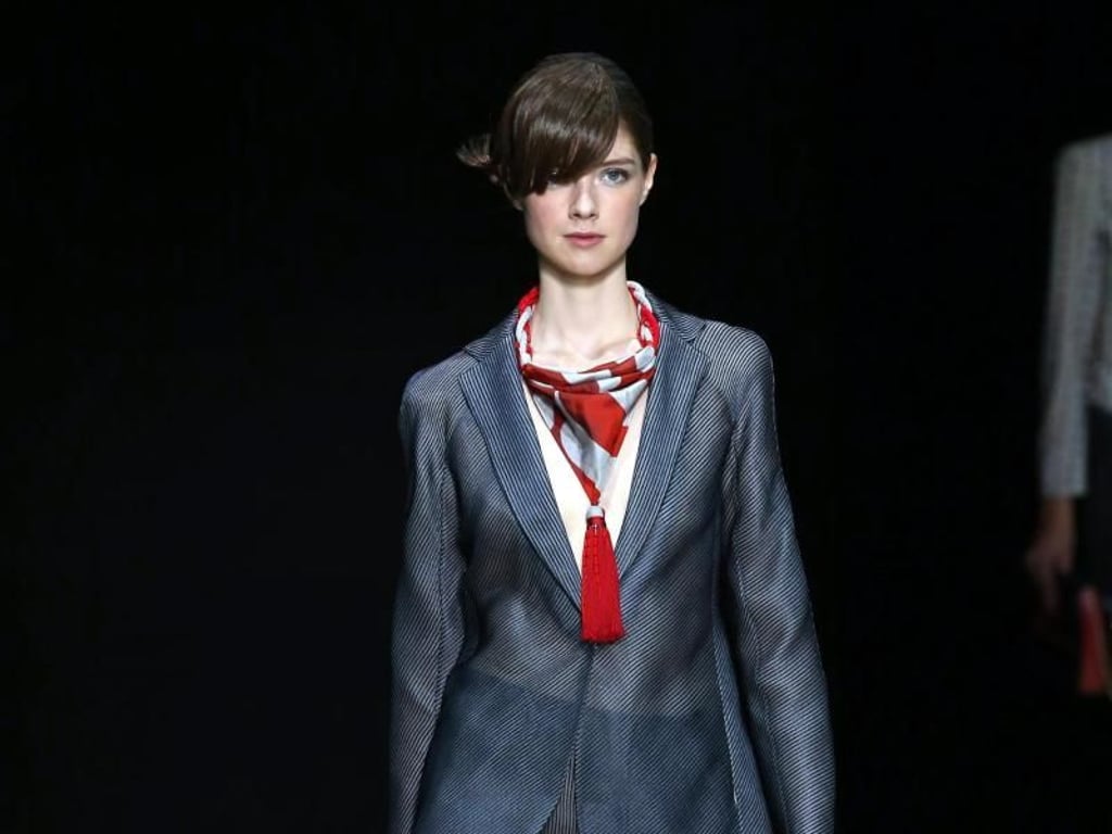 Rote Akzente bei Giorgio Armani. Foto: Matteo Bazzi