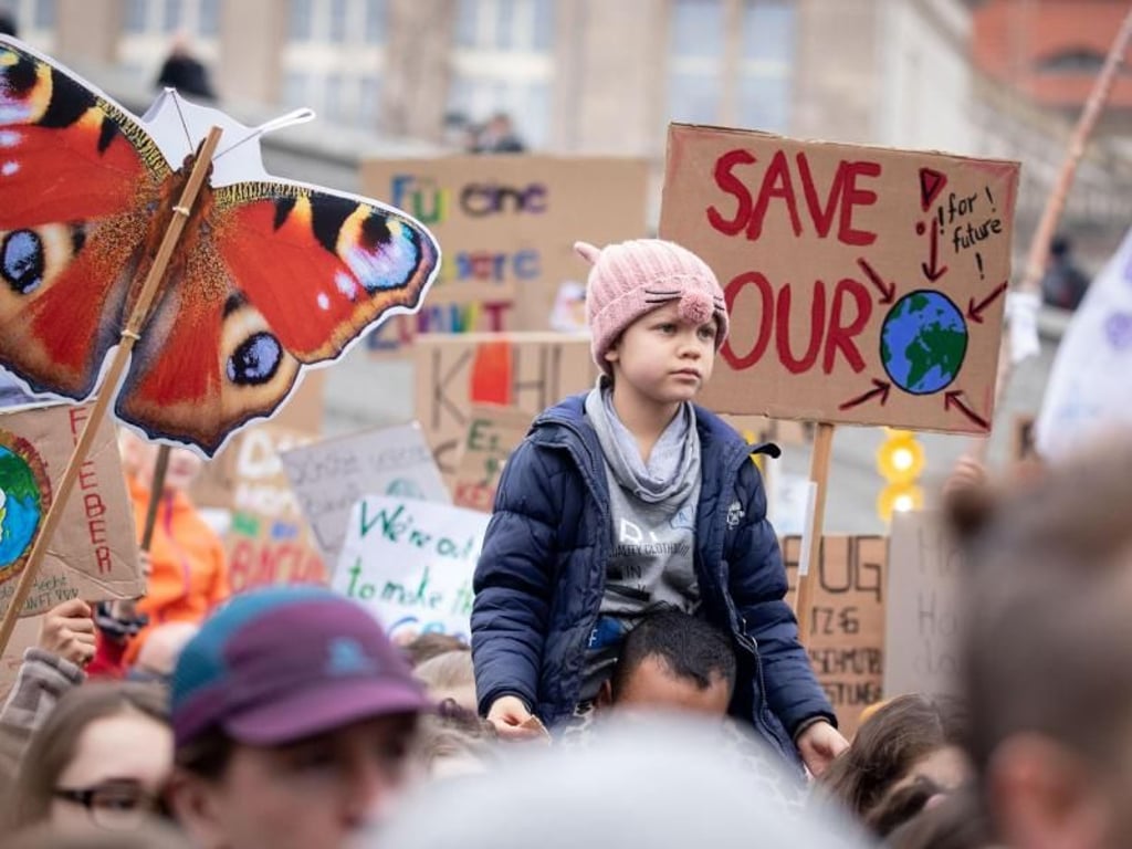 «Wir sind hier, wir sind laut, weil ihr uns die Zukunft klaut», das rief Umweltaktivistin Luisa Neubauer vor zwei Wochen in Berlin in die Menge. Diesen Freitag kommt Greta Thunberg, der Superstar der Klimaschutzbewegung, nach Berlin. Foto: Kay Nietfeld