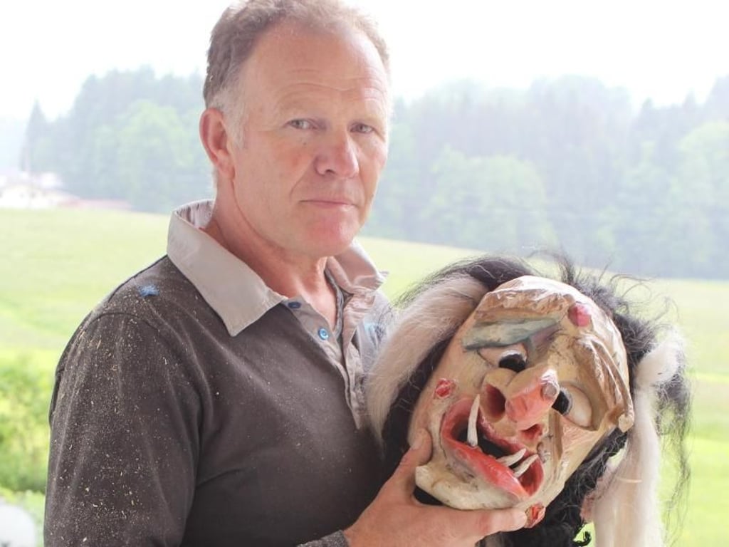 Erich Ruprechter stellt auch Masken für das Peaschttln her, einen alten Breitenbacher Winterbrauch. Foto: Bernd F. Meier