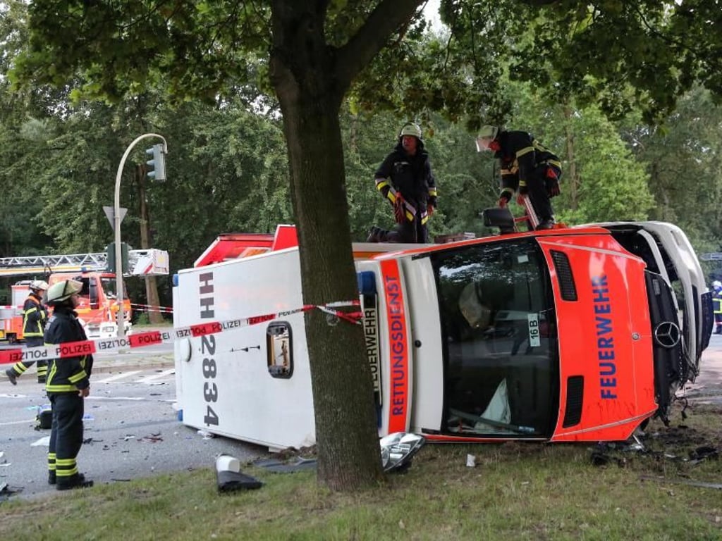 Nahe dem Hamburger Stadtpark hat es einen Unfall mit einem Rettungswagen gegeben. Foto: Bodo Marks