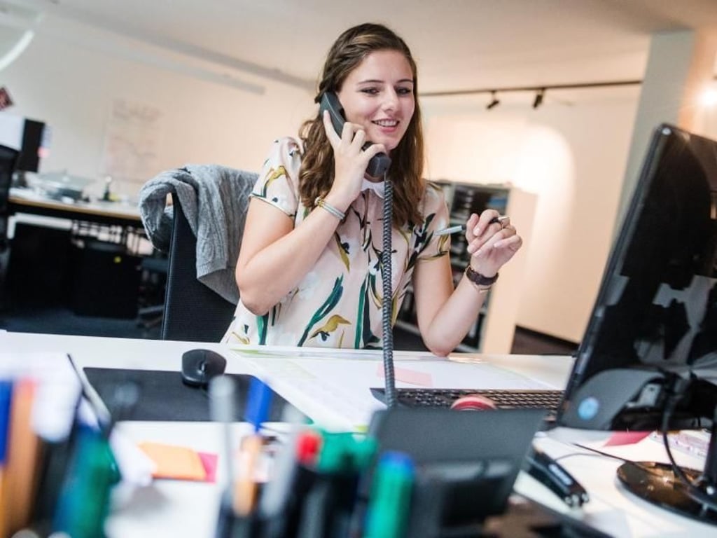 Als angehende Kauffrau für Marketingkommunikation unterstützt Jule Schempp ihre Kunden dabei, deren Produkte bestmöglich in Kampagnen zu bewerben. Foto: Christoph Schmidt
