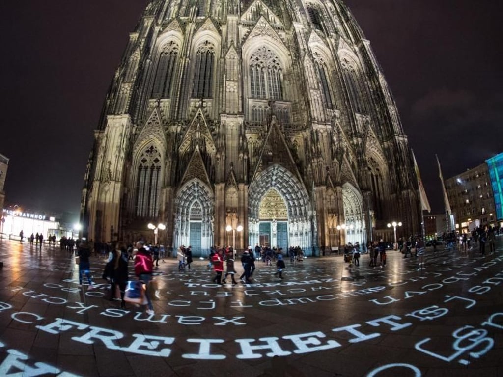 «Freiheit» ist neben anderen Worten im Rahmen einer Lichtinstallation zu lesen. Der Künstler Ingo Dietzel sammelt Wünsche, die er in sein Werk integriert, das Silvester den Boden des Domvorplatzes in Köln zieren wird. Foto: Rainer Jensen