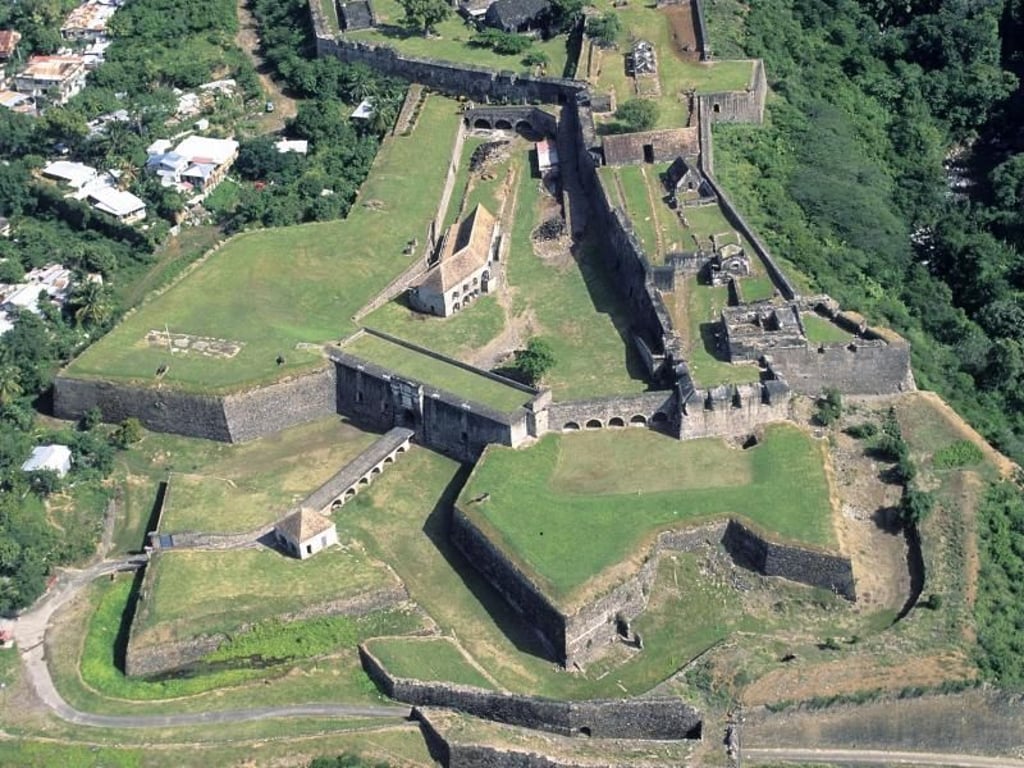 Das Fort Delgrès wurde von den Franzosen sternenförmig angelegt - es wurde zur Verteidigung gegen die Engländer genutzt. Benannt ist die Festung nach dem Freiheitskämpfer Louis Delgrès. Foto: CTIG/Ph. Giraud