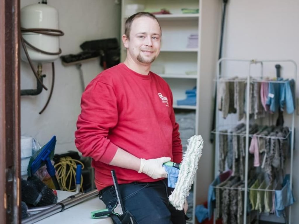 Der 27-jährige Sebastian Duda ist im zweiten Lehrjahr seiner Ausbildung zum Gebäudereiniger. Nach der Ausbildung will er seinen Meister machen und weitergeben, was er gelernt hat. Foto: Ole Spata