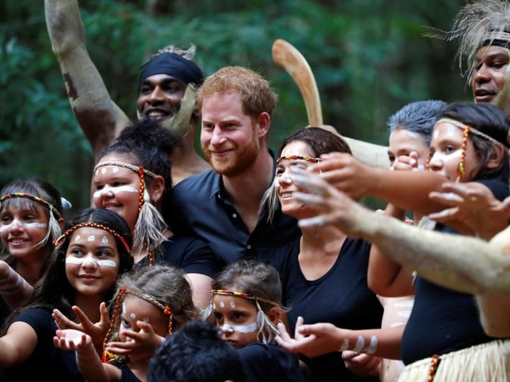 Der britische Prinz Harry (m.) bei der Enthüllung der Queen's-Commonwealth-Canopy-Plakette neben Mitgliedern des Volkes der Butchulla. Foto: Phil Noble