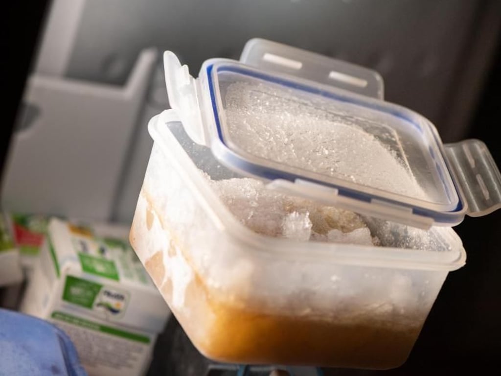 Zentimeterdicke Eiskristalle können Verbraucher schon mal rätseln lassen, was sie überhaupt eingefroren haben. Und vor allem wann? Foto: Franziska Gabbert