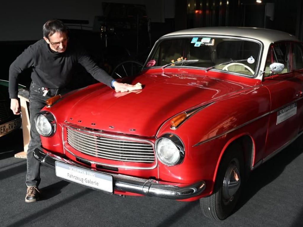 Oldtimer-Sammler Carsten Pätzold nennt den von ihm restaurierten Goliath Hansa 1100 Luxus, Baujahr 1960, einfach «Hänschen». Foto: Carmen Jaspersen