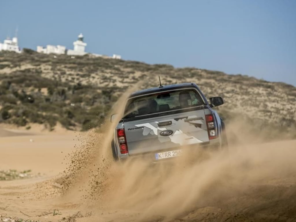 Verstärkter Leiterrahmen, Panzerplatte am Unterboden, Scheibenbremsen ringsum und zuschaltbarer Allradantrieb: Der Raptor ist ideal für Schmutz und Schmodder. Foto: Ford