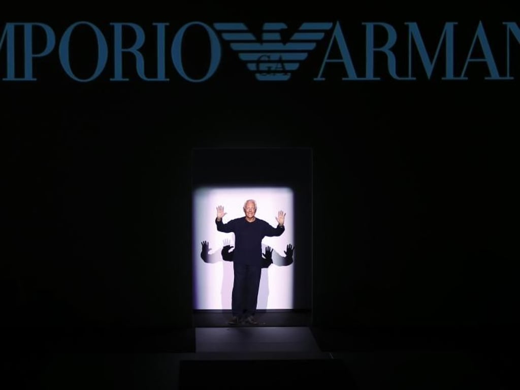 Modedesigner Giorgio Armani bedankt sich bei der Modewoche in Mailand für den Applaus nach der Präsentation der Herbst/Winter 2017/2018-Kollektion des Labels Emporio Armani. Foto: Antonio Calanni