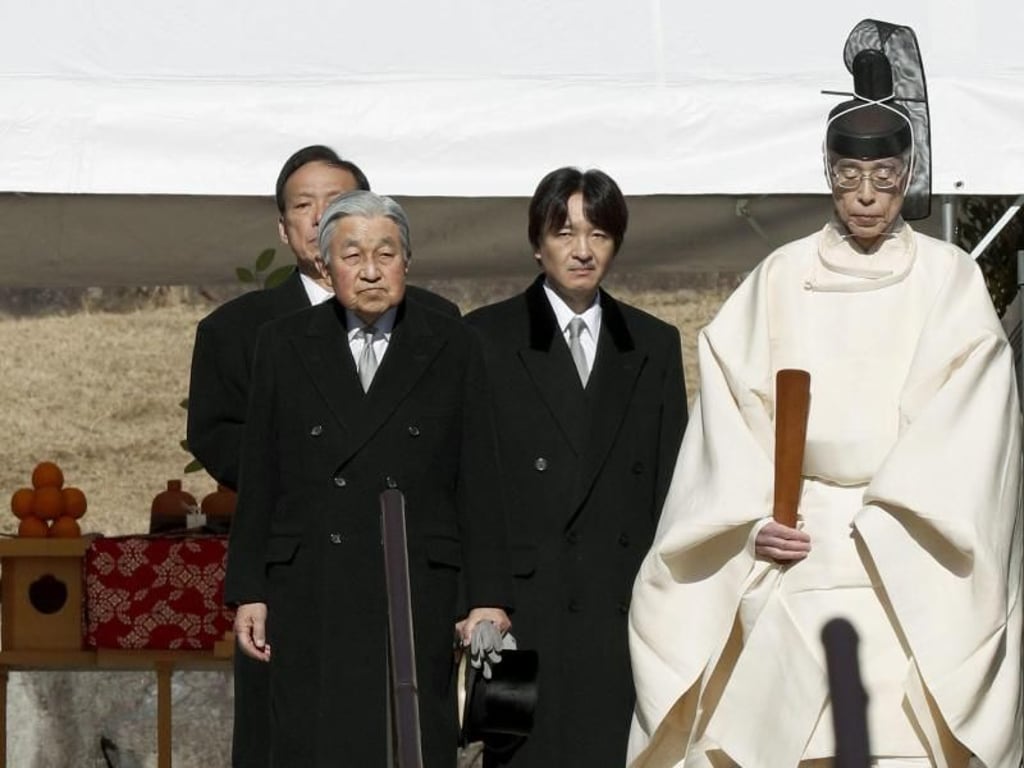 Japans Kaiser Akihito (2.v.l), und sein jüngster Sohn Prinz Fumihito von Akishino (m.) bei einer Zeremonie anlässlich des 30. Jahrestages des Todes von Kaiser Hirohito. Foto: kyodo