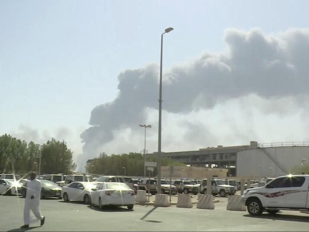 Ein Video-Standbild zeigt Rauchwolken, nachdem mehrere Drohnenangriffe unter anderem die größte Ölraffinerie in Saudi-Arabien getroffen und Brände ausgelöst haben. Foto: Al-Arabiya/AP