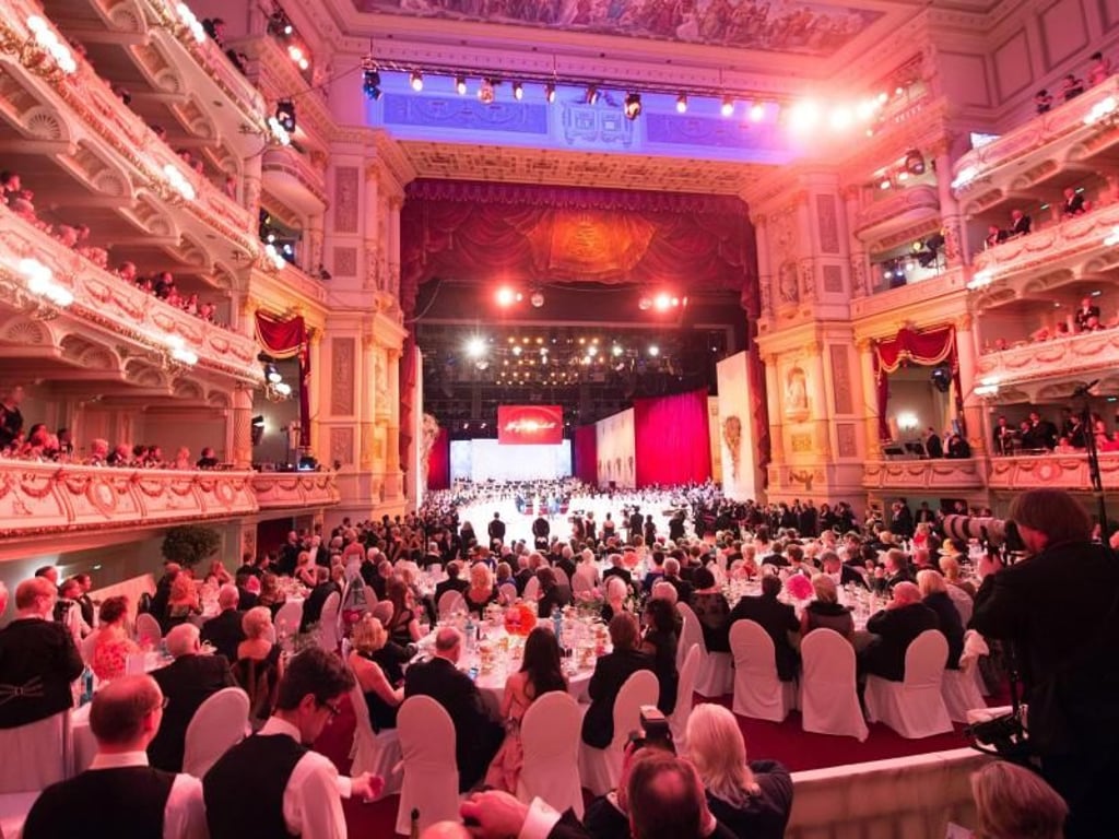 Das Opernhaus wurde in einen festlichen Ballsaal verwandelt. Foto: Sebastian Kahnert