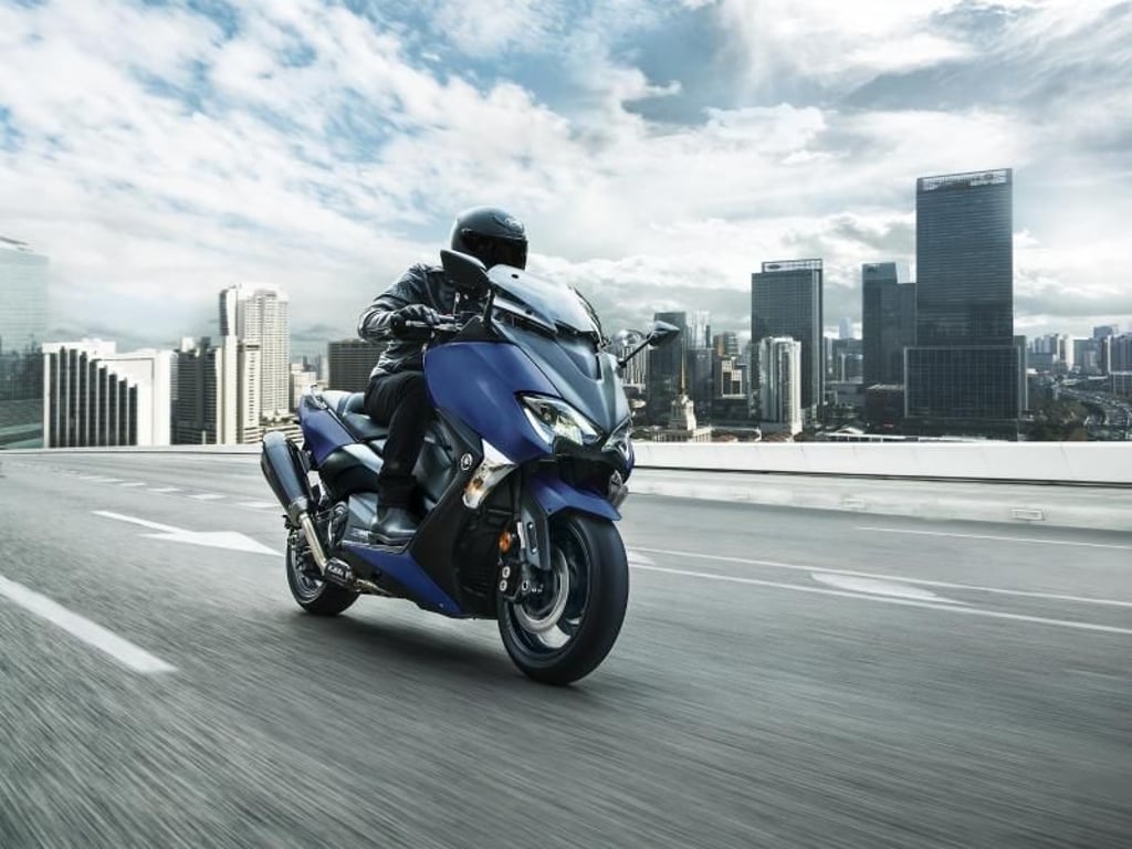 Motorrad oder Roller? Bei Modellen wie der Yamaha Tmax wirkt der optische Unterschied gering. Foto: Marco Campelli/Yamaha