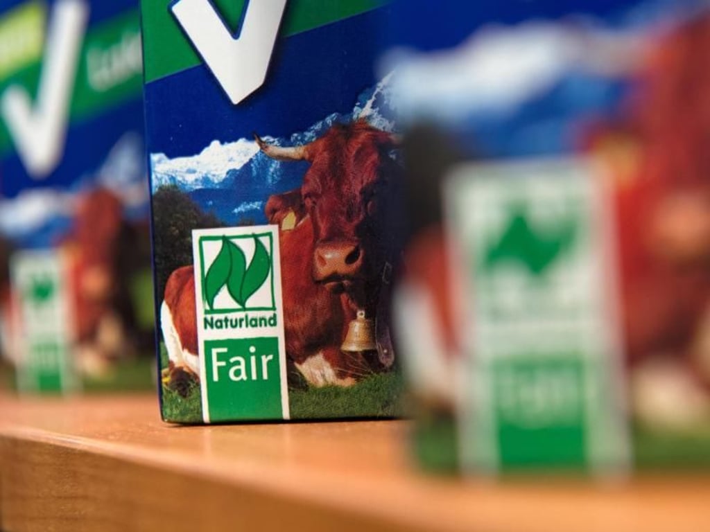 Siegel, die auf ökologischen Landbau hinweisen, gibt es viele. Die Kriterien für die Vergabe sind allerdings unterschiedlich. Foto: Andrea Warnecke
