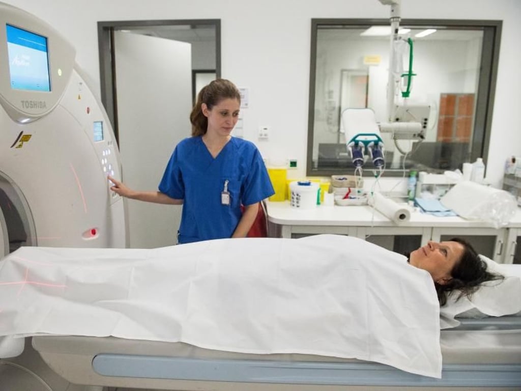 Arbeitsalltag für medizinisch-technische Radiologieassistenten: Nina Uhlich untersucht an der Berliner Charité eine Patientin per Computertomograph. Foto: