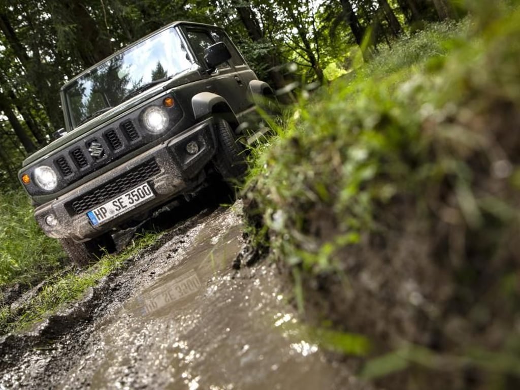 Faustdick hinter den Ohren: Mit seinem stabilen Leiterrahmen, Allradantrieb und der Geländeuntersetzung ist der Jimney im Gelände flink unterwegs. Foto: Suzuki K.K.