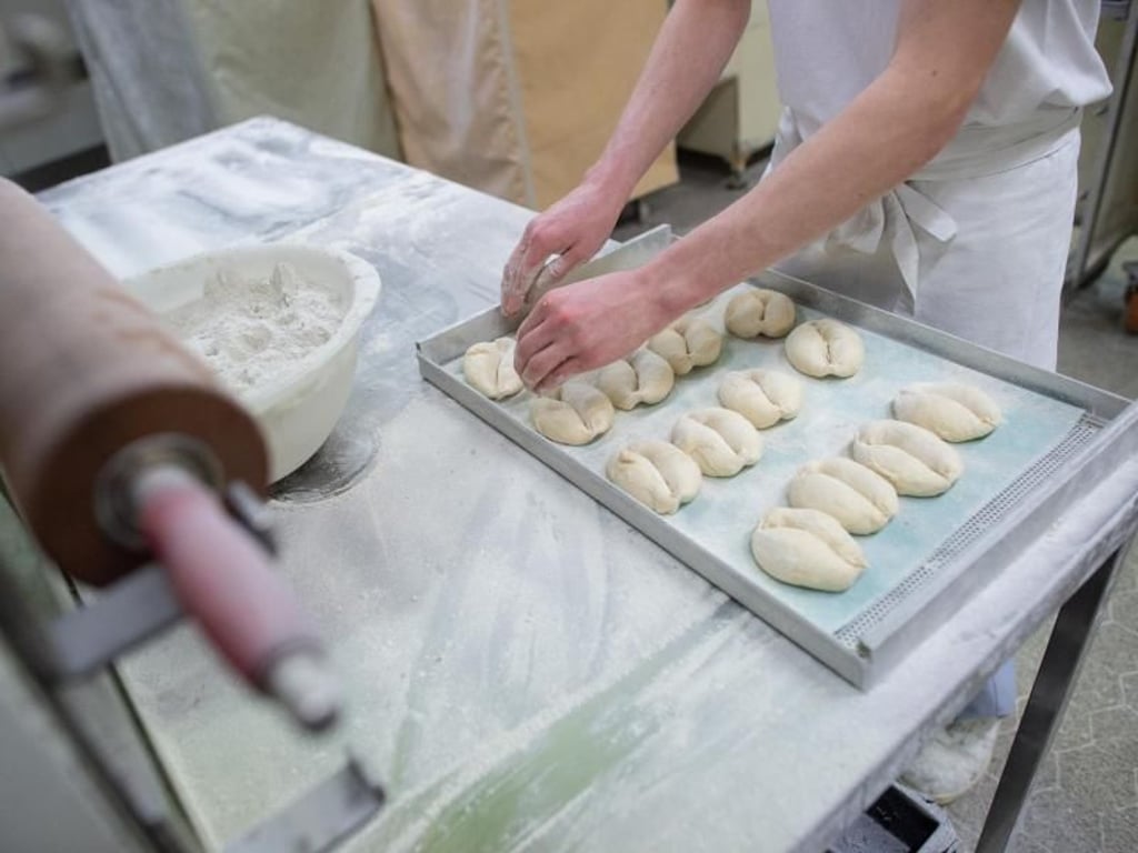 Der Auszubildende Tobi Gennrich ist begeistert, dass der 1877 gegründete Familienbetrieb «Bäckerei & Konditorei Plentz» viel Wert auf Handarbeit legt. Foto: Klaus-Dietmar Gabbert