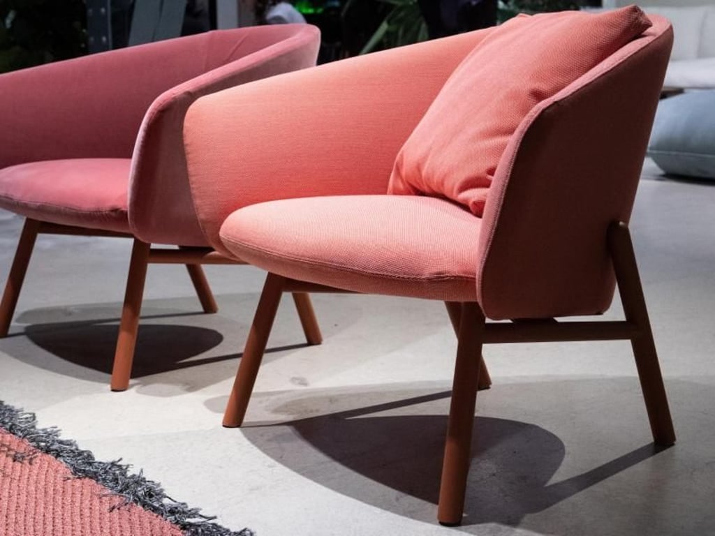 Die Branche hat rosa Möbel bereits für sich entdeckt. Auch die Firma Kristalia setzte auf der Möbelmesse IMM Cologne seine Möbel in der Farbe in Szene. Foto: Franziska Gabbert