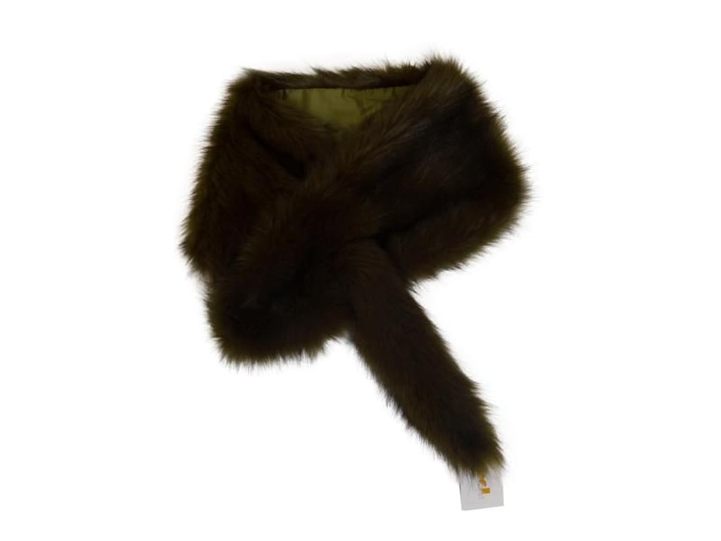 Wer es lieber schlichter mag, greift zu Accessoires aus Kunstpelz - wie diesen Schal von Sportalm (ca. 119 Euro). Foto: Sportalm