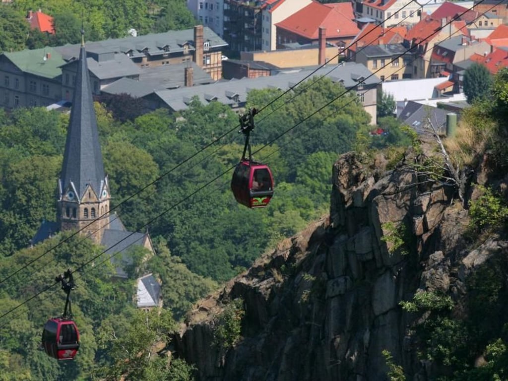 Von Thale führt auch eine Seilbahn hoch zum Hexentanzplatz. Foto: Chris Wohlfeld/Harzer Tourismusverband/dpa-tmn