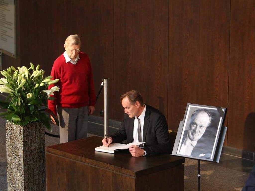 Kurt Masur ist tot. Leipzigs Oberbürgermeister Burkhard Jung schreibt sich ins Kondolenzbuch ein . Foto: Sebastian Willnow